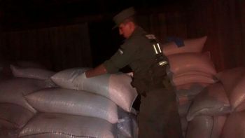 gendarmeria arresto a dos hombres que intentaban contrabandear soja a brasil gendarmeria arresto a dos hombres que intentaban contrabandear soja a brasil