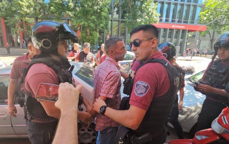 Detuvieron al hombre que le tiró un botellazo a Milei en la asunción