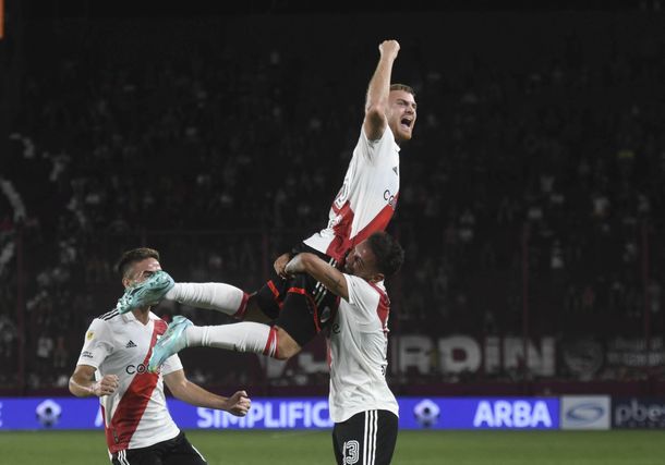 El VAR anuló dos goles y River le ganó a Lanús