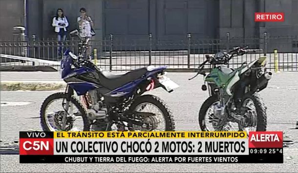 Choque en retiro entre dos motos y un colectivo de la línea 100