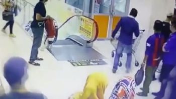 La nena se cayó desde unas escaleras mecánicas en Bukit Jambul. La nena se cayó desde unas escaleras mecánicas en Bukit Jambul.