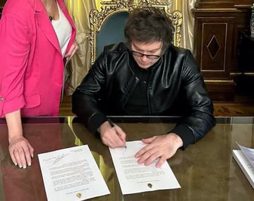 Javier Milei firmando un decreto.