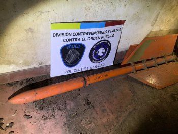 Hallan un cohete militar durante un allanamiento por una denuncia de violencia de género
