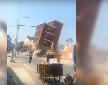 VIDEO: Un edificio se derrumbó sobre una excavadora con un obrero adentro