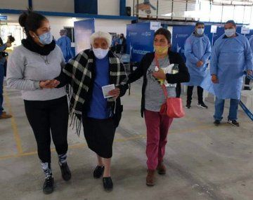 Tucumán: le dieron la primera dosis de la vacuna contra el coronavirus a una mujer de 108 años