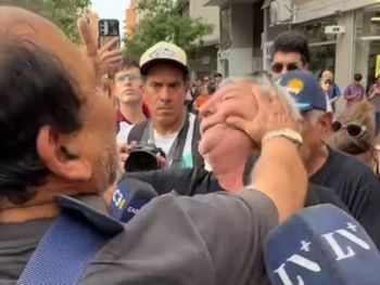Libertarios le pegaron a jubilado que cantaba la Marcha peronista antes del acto de Milei en Córdoba