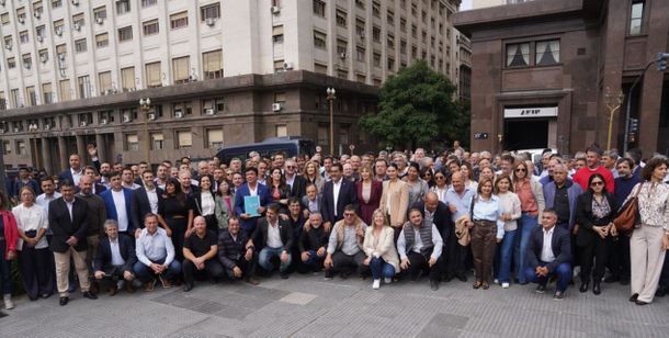 Intendentes de todo el país marcharon al Ministerio de Economía con un duro reclamo para el Gobierno