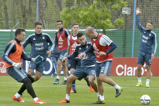 Con Agüero desgarrado y Biglia en duda, Argentina entrenó pensando en Paraguay
