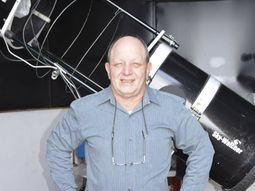 Buso frente al telescopio con el que pudo registrar la explosión que originó una supernova