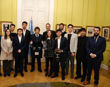 Javier Milei recibió en la Casa Rosada al equipo argentino campeón del CanSat 2025