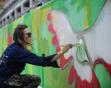 Vecinos y artistas pintan un mural en Puerto Madero