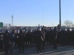 Video: piedrazos y balazos entre la policía y un violento grupo en Puente La Noria