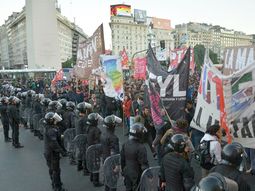 Corte total en la avenida 9 de Julio a la altura del Obelisco Corte total en la avenida 9 de Julio a la altura del Obelisco