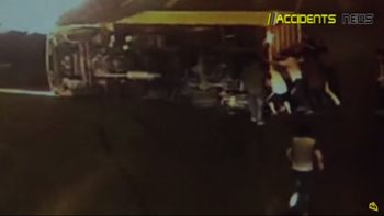 levantan camion para salvar a un motoquero levantan camion para salvar a un motoquero