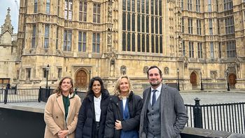 La precandidata del PN, Laura Raffo, y su equipo antes de ingresar al Parlamento británico. La precandidata del PN, Laura Raffo, y su equipo antes de ingresar al Parlamento británico.