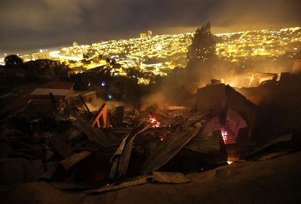 Ascienden a 12 los muertos y a 8.000 los damnificados por el incendio en Valparaíso