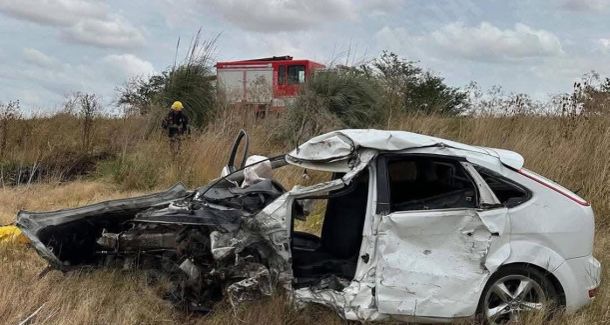 Femicidio en Navarro: un hombre degolló a su mujer, escapó en su auto y chocó contra un camión