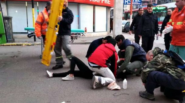 La mujer fue atendida en el lugar y luego hospitalizada. No sufrió heridas de gravedad