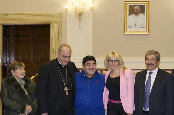Diego Maradona recorrió los Jardines del Vaticano junto a Rocío Oliva