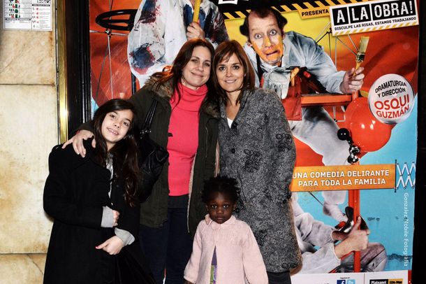 Andrea Pietra y Nancy Duplaa, juntas con sus hijas en el teatro