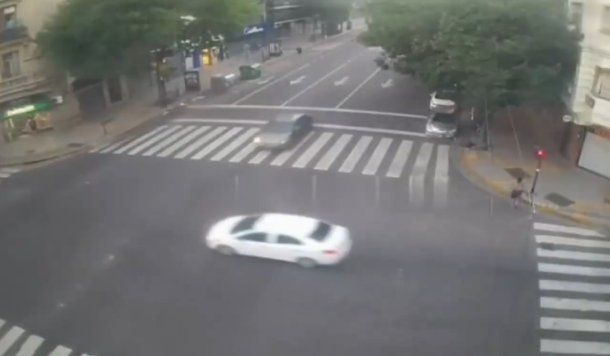 Así fue el impresionante choque y vuelco en Balvanera