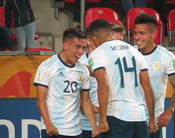 Argentina goleó a Sudáfrica en el debut