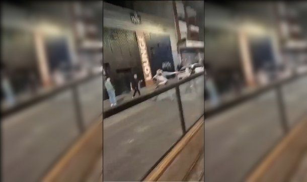 Video de batalla campal en Quilmes: grupos de jóvenes se enfrentaron a la salida de un boliche
