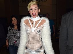 el osado look de miley con pezoneras y vestido estilo red el osado look de miley con pezoneras y vestido estilo red