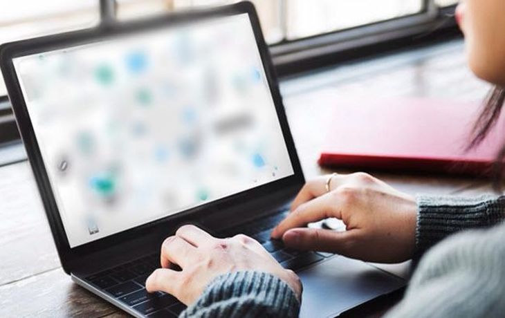 Su hija estaba desaparecida y la encontró en un video porno