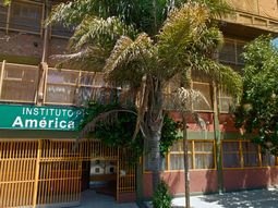 Salió del colegio y lo balearon para robarle el celular: está grave