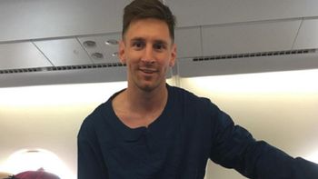 barcelona ya esta camino a japon y messi viajo ¡en pijama! barcelona ya esta camino a japon y messi viajo ¡en pijama!