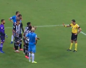 Un árbitro brasileño utilizó en pleno partido el aerosol para marcar el distanciamiento social con los jugadores