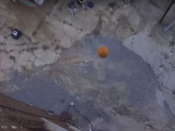 Tiraron un iPhone dentro de una calabaza desde 30 metros Tiraron un iPhone dentro de una calabaza desde 30 metros