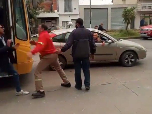 VIDEO: Violenta pelea entre un colectivero y un automovilista