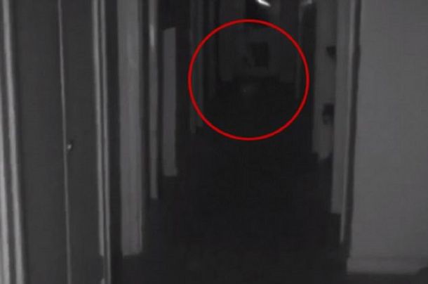 Captan al fantasma de un nene caminando por los pasillos de una casa abandonada
