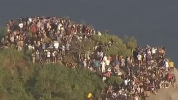 panico en rio de janeiro: 200 turistas quedaron atrapados en la cima del morro de una favela