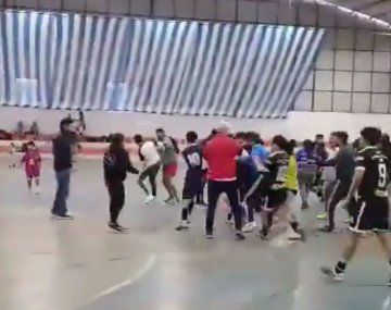 Un partido de los Juegos Evita terminó en una batalla campal: las imágenes