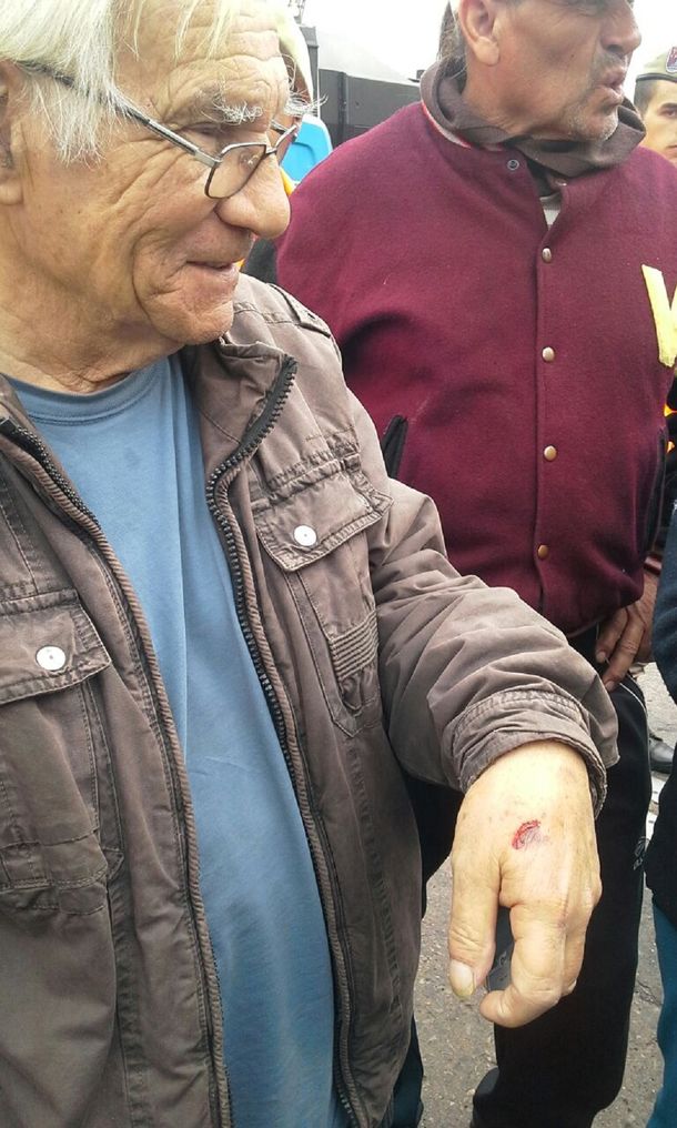 Desalojan con carros hidrantes a jubilados en el Puente Pueyrredón