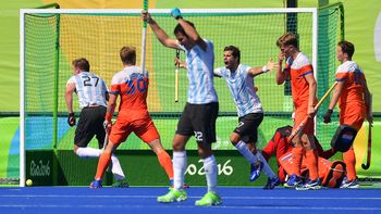 los leones sufrieron, lucharon y lograron un empate clave ante holanda los leones sufrieron, lucharon y lograron un empate clave ante holanda