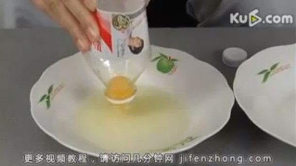 Un video sobre cómo separar la yema del huevo causa sensación