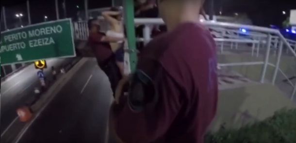 VIDEO: Intentó tirarse de un puente a la autopista Perito Moreno y la Policía salvó su vida