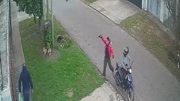 Un ladrón armado le robó la moto a un joven en pleno centro de La Plata.. Un ladrón armado le robó la moto a un joven en pleno centro de La Plata..