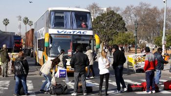 los pasajeros varados hacen un piquete en la terminal de retiro los pasajeros varados hacen un piquete en la terminal de retiro