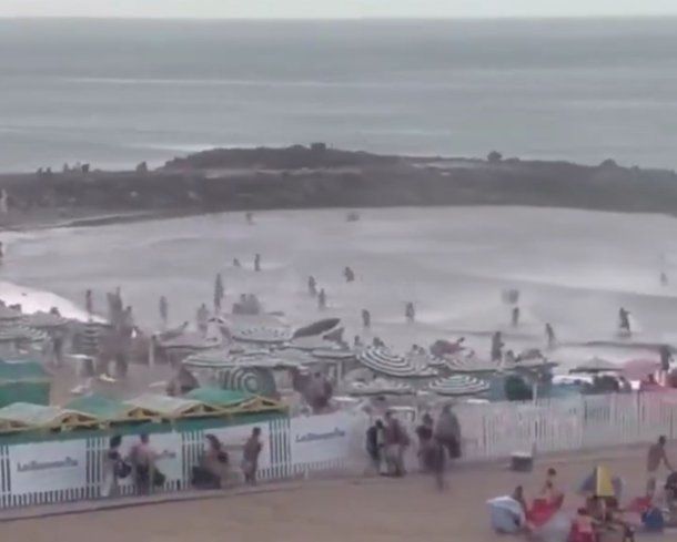 Rige el alerta amarilla en la Costa: un fuerte temporal causó destrozos en Mar del Plata