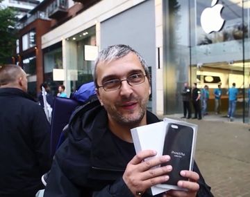 Un hombre hace 44 horas de cola para comprarle el IPhone a su esposa y reconciliarse