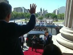 Macri saludó a una plaza vacía y estallaron los memes