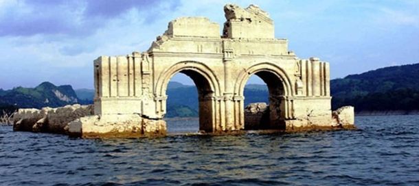 La sequía deja al descubierto una iglesia sumergida en México