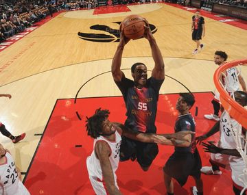 Jerome Meyinsse (San Lorenzo) entra en bandeja para volcarla ante Toronto Raptors
