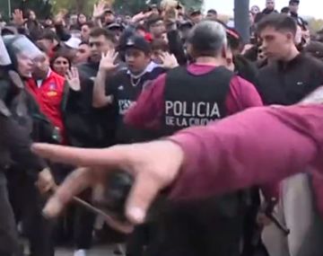 Incidentes entre la Policía y los hinchas de Colo Colo a horas del partido con Boca