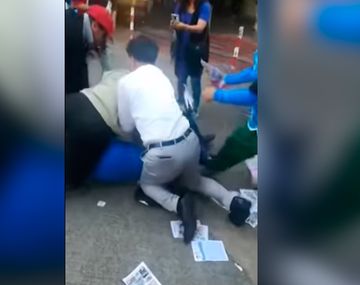 VIDEO: Apuñalan en Hong Kong a un político mientras hacía campaña